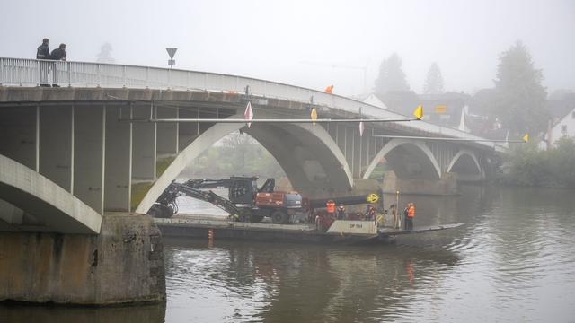 Schifffahrt: Frachtschiff rammt nachts zwei Moselbrücken