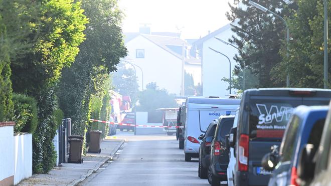 Notruf im Morgengrauen: Ein brennendes Einfamilienhaus in München löst am frühen Morgen einen Großeinsatz von Polizei und Feuerwehr aus. (Symbolbild)