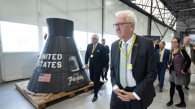 Forschungszusammenarbeit: Kretschmann hat keine Lust auf eine Reise ins All