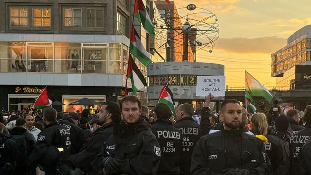Demonstration: Festnahmen bei propalästinensischer Demo am Alexanderplatz