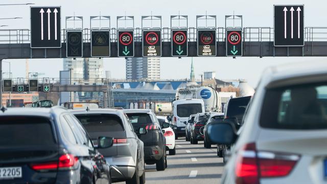 Straßenverkehr: Oströhre des Elbtunnels gesperrt - Putz bröckelt