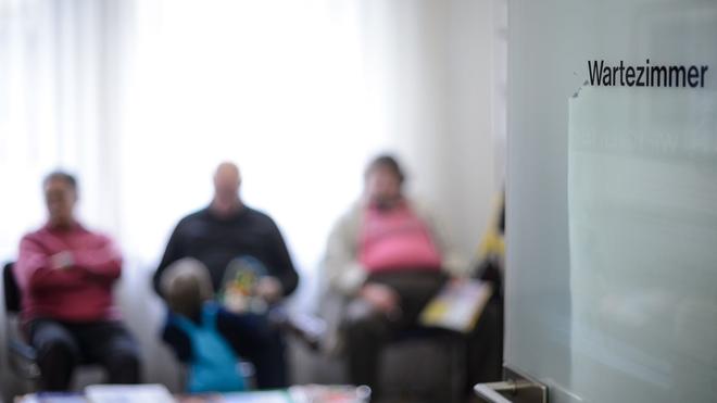  Warten gehört für viele Kassenpatienten bei Praxen dazu. (Archivbild)