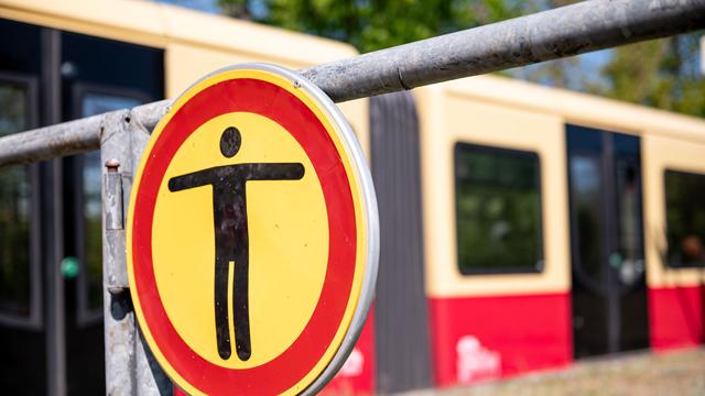 Bahn: Mit Kamera auf dem S-Bahn-Dach - Polizist stoppt Jugendliche