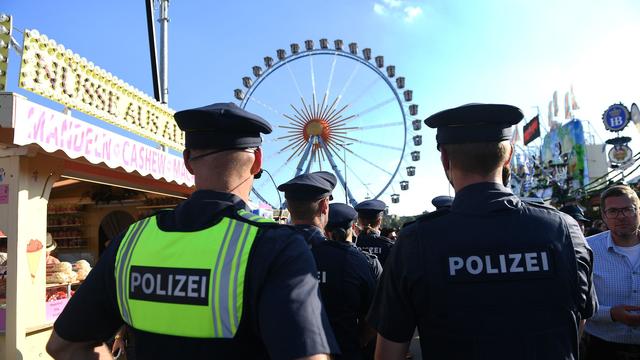 Extremismus: Polizei: Vier Männer zeigen Hitlergruß auf Oktoberfest