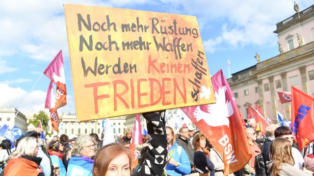 Protest: Tausende demonstrieren in Berlin gegen Aufrüstung und Krieg