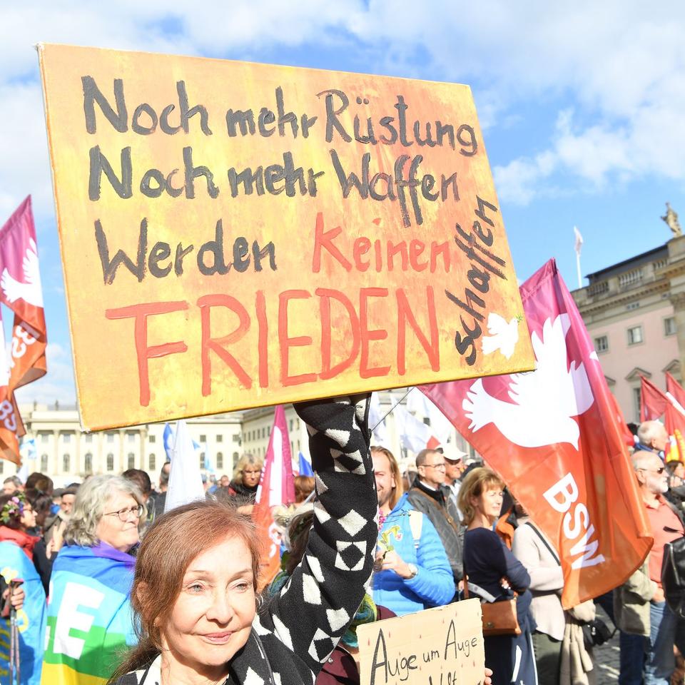 Protest: Tausende demonstrieren in Berlin gegen Aufrüstung und Krieg | DIE  ZEIT