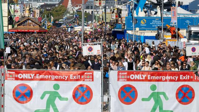 Überfüllung: Zugänge zum Münchner Oktoberfest geschlossen