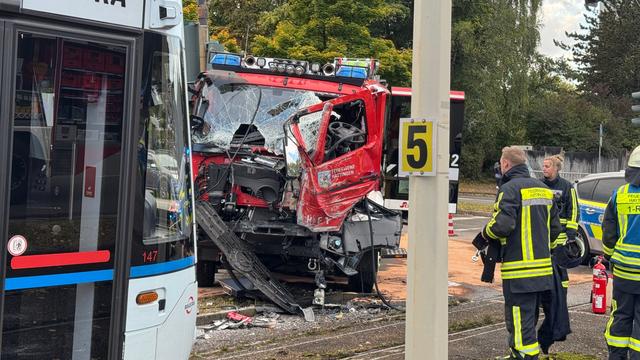 Unfälle: Feuerwehrwagen kollidiert mit Straßenbahn - Drei Verletzte