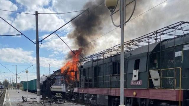 Krieg in der Ukraine: Viele Verletzte in der Ukraine nach Beschuss von Bahnhof