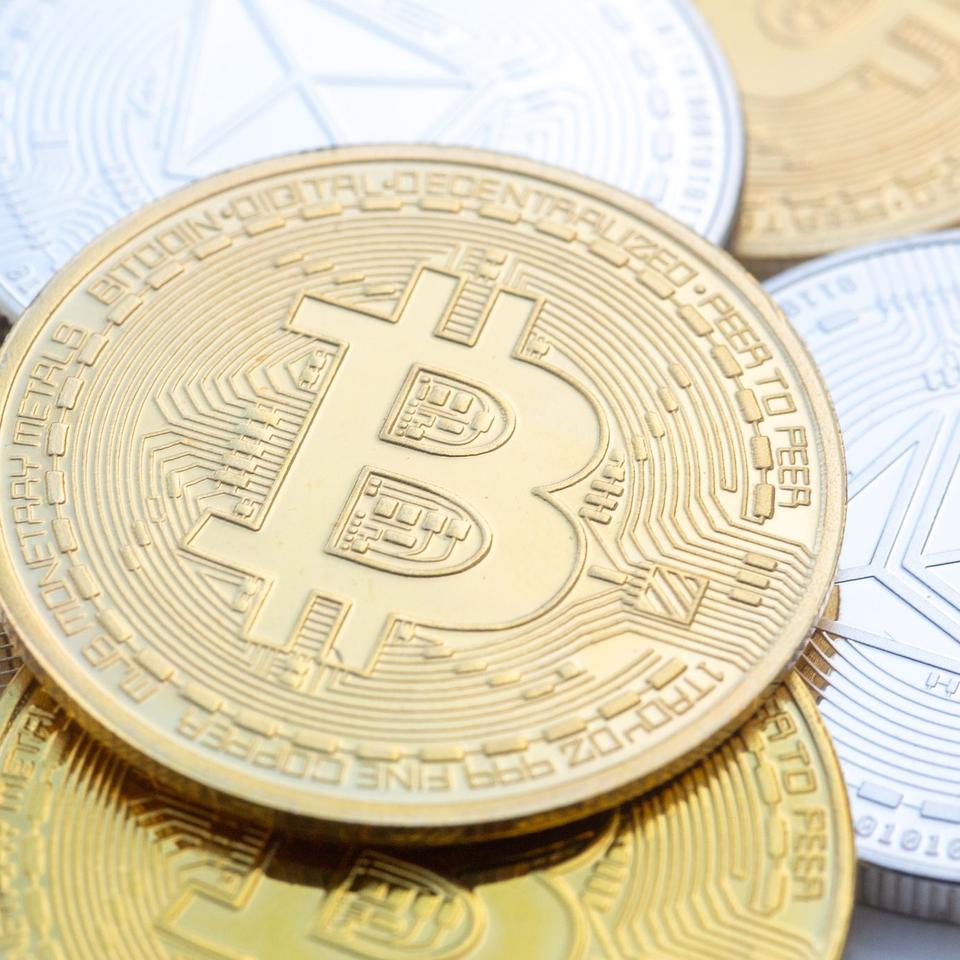 Digitalwährung: Bitcoin steigt auf Rekordhoch - erstmals über 125.000  Dollar | DIE ZEIT