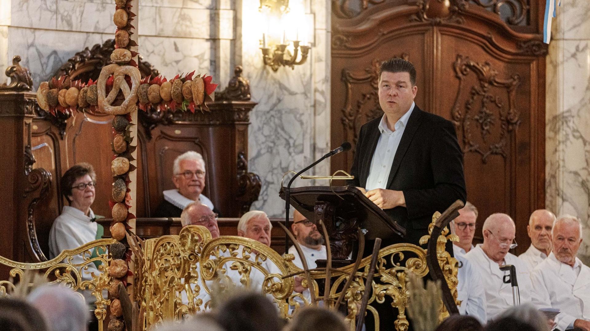 Evangelisch-lutherische Kirche: Hamburger Michel feiert Erntedank mit Brot und eigenem Honig