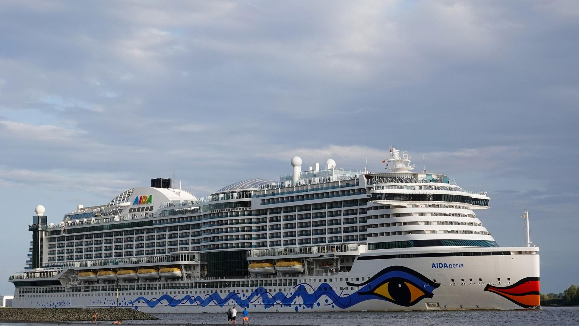 Wetter: Kreuzfahrtschiff steckt wegen Sturmflut in Hamburg fest
