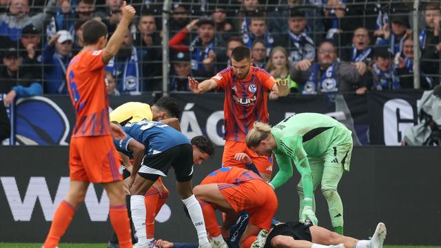2. Fußball-Bundesliga: Schalker Abwehrchef hilft bewusstlosem Gegner