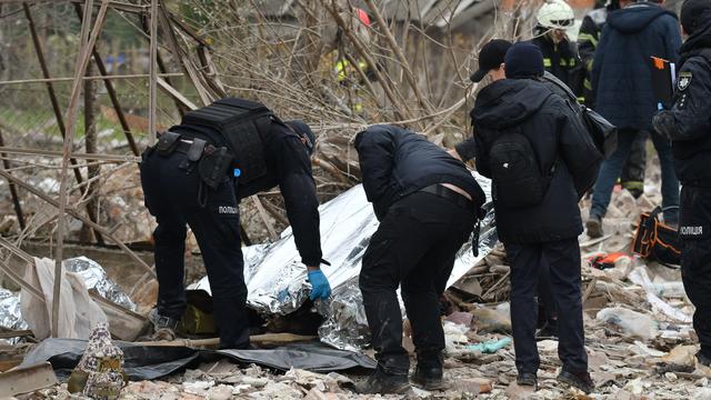 Krieg in der Ukraine: Selenskyj: Putin lacht über den Westen