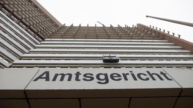 Bewährung für "Klimakleber": Flughafenblockade: Gericht verurteilt Klimaaktivisten