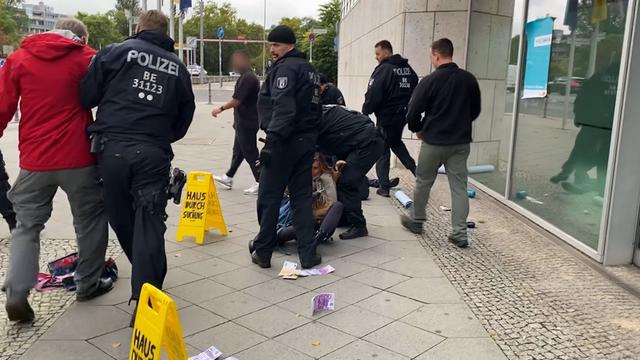 Demonstration: Polizeieinsatz bei Protest an CDU-Zentrale in Berlin