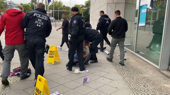 Demonstration: Polizeieinsatz bei Protest an CDU-Zentrale in Berlin ...