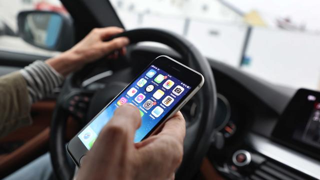 Handy am Steuer: Schleswig-Holstein will Weg für Handy-Blitzer freimachen