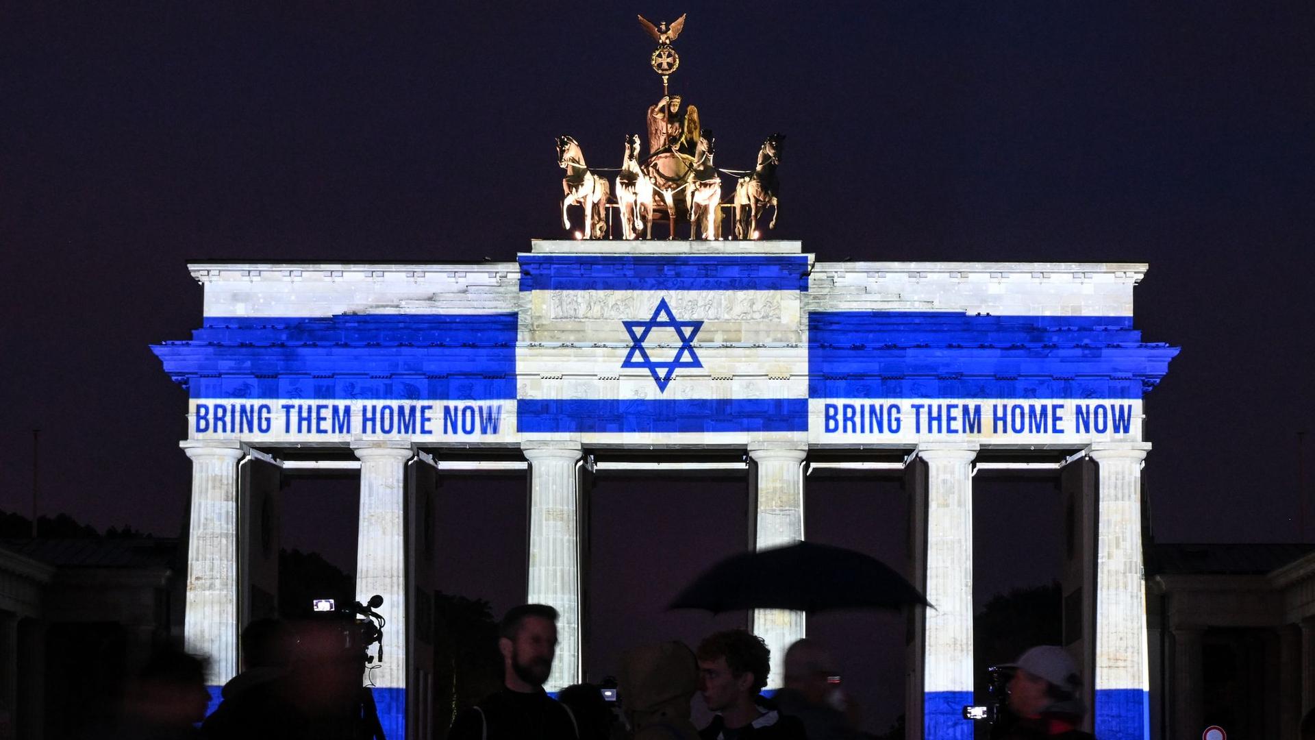 Hamas-Angriff auf Israel 2023: Brandenburger Tor zum Gedenken an 7. Oktober angestrahlt