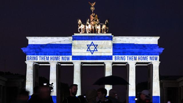 Hamas-Angriff auf Israel 2023: Brandenburger Tor zum Gedenken an 7. Oktober angestrahlt