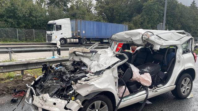 Fahrer schwerst verletzt: Mann prallt mit Auto gegen Lastwagen - Ehefrau stirbt