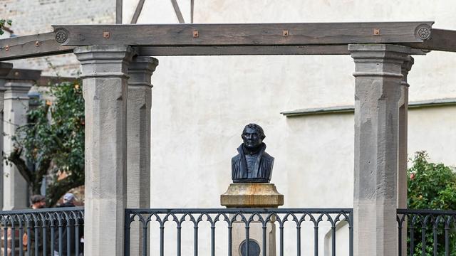 Denkmalpflege: Pergola und Büste vor Luthers Geburtshaus restauriert