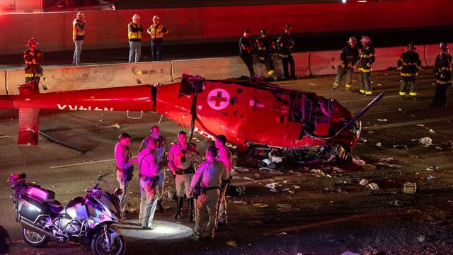 Notfall: Rettungshubschrauber stürzt auf Autobahn in Kalifornien