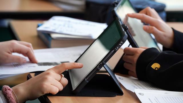 Digitales Lernen: Studie: Lernen neuer Wörter klappt auch am Bildschirm gut