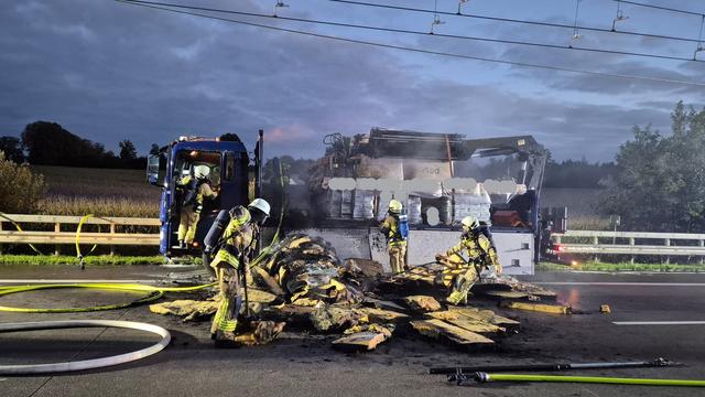 Feuer: Dämmwolle auf Laster brennt - Autobahn bei Lübeck gesperrt