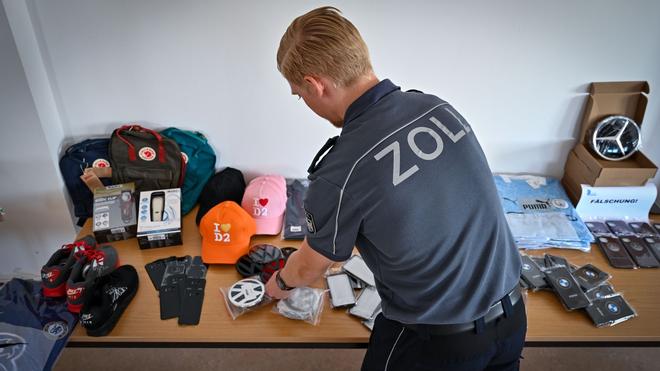  Zollbehörden beschlagnahmten in der EU auch 2024 eine große Menge an gefälschten Produkten.