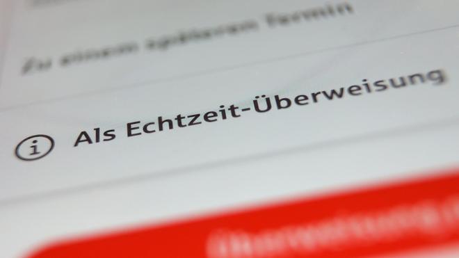  Innerhalb von Sekunden ist das Geld von einem aufs andere Konto überwiesen. (Symbolbild)