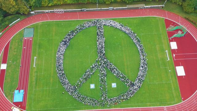 Friedensbotschaft: Peace-Zeichen aus 4.000 Menschen: Rekord in Menden gelingt