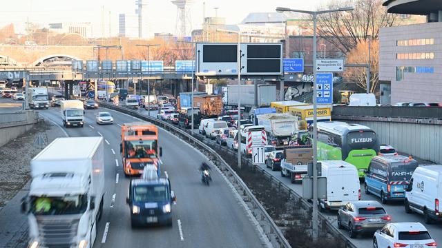 Verkehrsbehinderungen: Schäden an weiterer Brücke auf der A100 - Sperrung