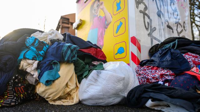 Erste Städte mit Konsequenzen: Immer mehr Müll rund um Altkleider-Container