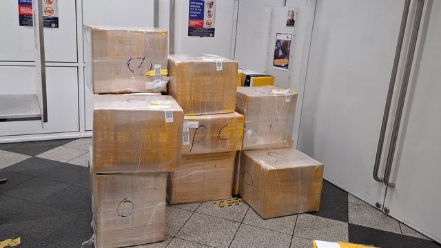 Flughafen: Paar will mit 600.000 Zigaretten durch den Zoll