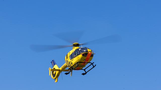 Verkehr: Auto steckt unter Traktoranhänger fest: Frau schwer verletzt