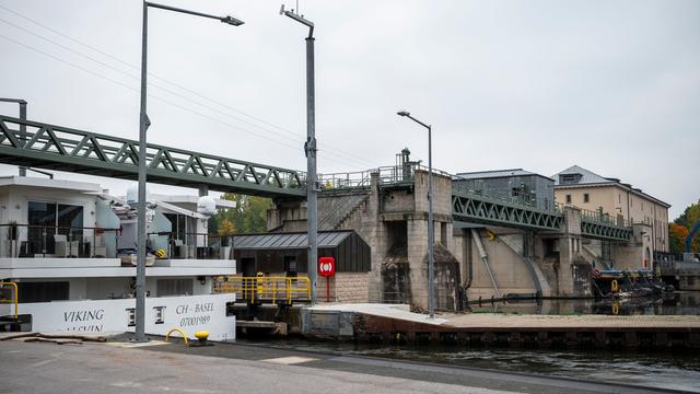 Zwischenfall am Main: Schiff reißt Teil von Hochspannungsleitung ab – Stromausfall