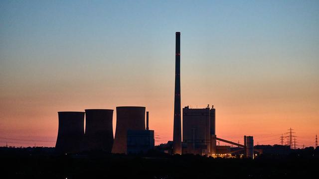 Kontrollierte Sprengung: 280-Meter-Schornstein von Kraftwerk wird gesprengt