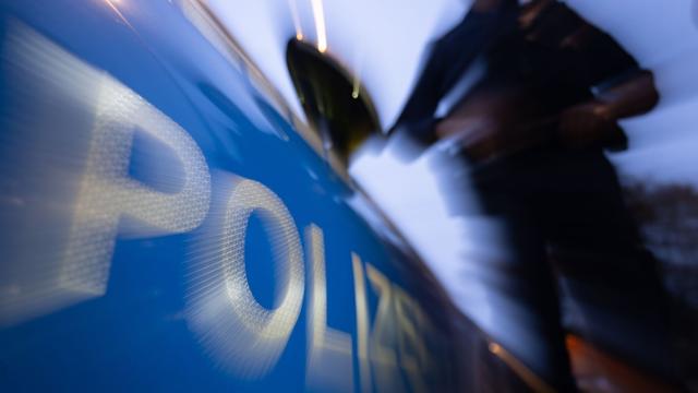 Mitten in der Nacht: Randalierende Gruppe zieht mit Pyrotechnik durch Köpenick