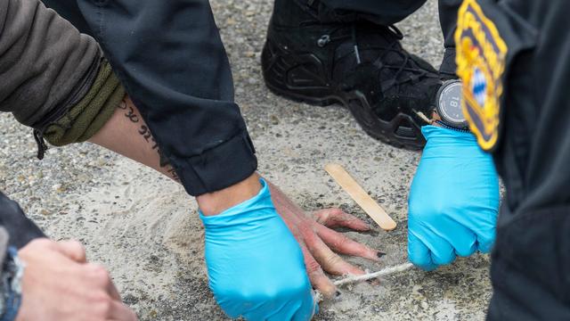 Polizeieinsatz: Klebeprotest an Zufahrt zu Rüstungsfirma Renk