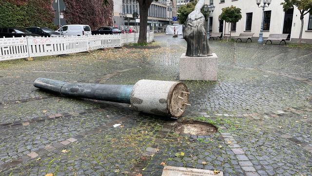 Kurioser Unfall: Lasterfahrer stürzt Denkmal