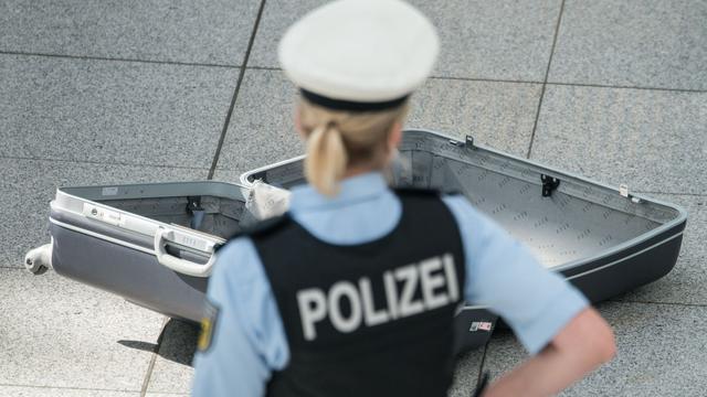 Bundespolizei greift ein: Mann redet an Flughafen von Bombe im Koffer - Polizeieinsatz
