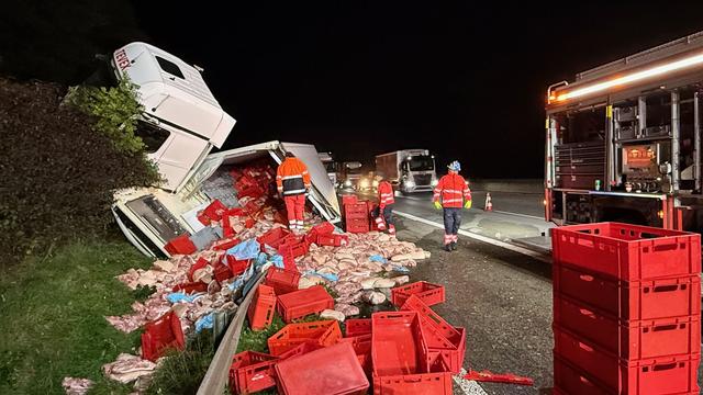 Berufsverkehr: A5 nach Unfall mit Fleischlaster gesperrt