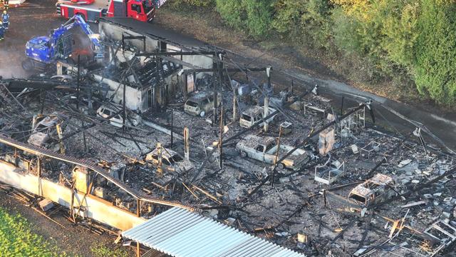 Feuer: Lagerhalle mit Oldtimern brennt