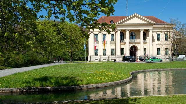 Im Wasser entdeckt: Lebloser Mann nahe Staatskanzlei – Unglück vermutet