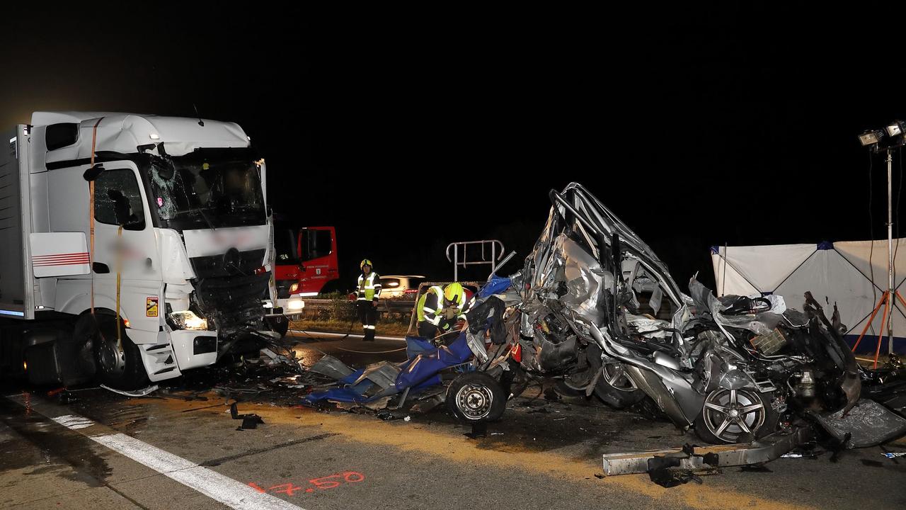 Verkehrsunfall: Tödlicher Unfall auf A3: Auto zwischen Lastwagen  zerquetscht | DIE ZEIT