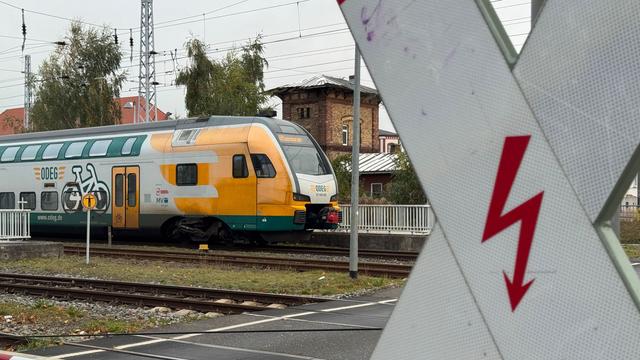 Bombenentschärfung: Weltkriegsbombe legt Pendlerstrecke bei Fürstenwalde lahm