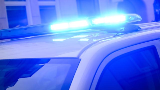 Kriminalität: Unbekannte schmeißen Schaufenster mit Gullydeckel ein