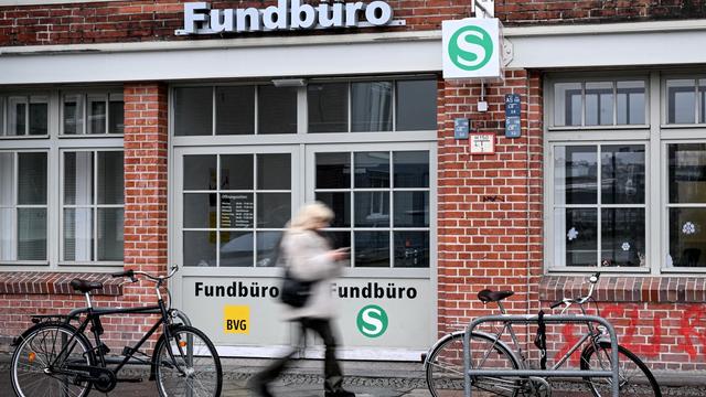 In Bus und Bahn vergessen: BVG versteigert rund 500 Fundsachen