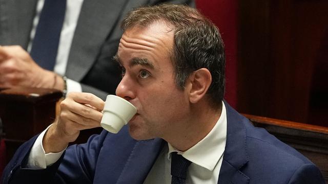 Innenpolitische Krise: Frankreichs Premier muss sich Misstrauensanträgen stellen